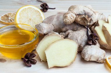 Tek parça ve dilimlenmiş zencefil, bal ve limon