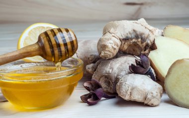 Tek parça ve dilimlenmiş zencefil, bal ve limon