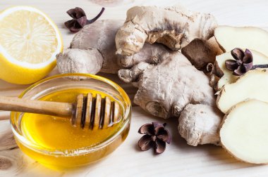 Tek parça ve dilimlenmiş zencefil, bal ve limon