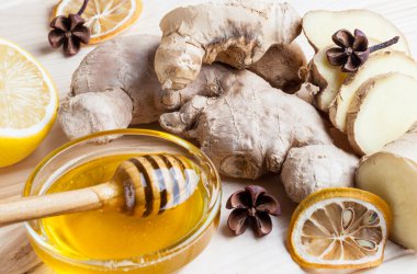 Tek parça ve dilimlenmiş zencefil, bal ve limon