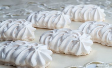 Bir tablo yakın çekim üzerinde beyaz hatmi