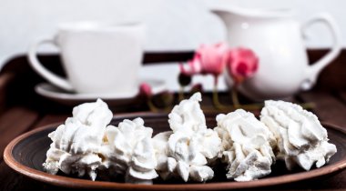 Bir tabak ve kahve beyaz hatmi