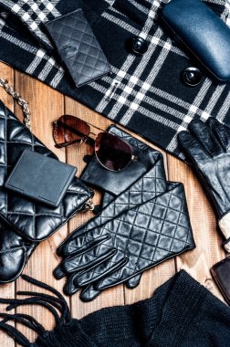 Şık kıyafetler ve aksesuarlar.