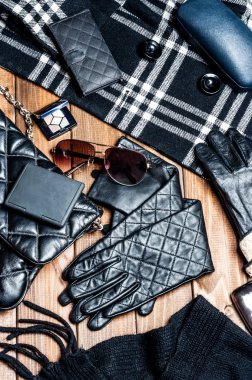 Şık kıyafetler ve aksesuarlar.