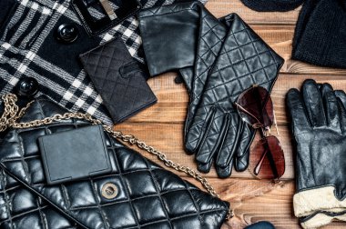 Şık kıyafetler ve aksesuarlar.