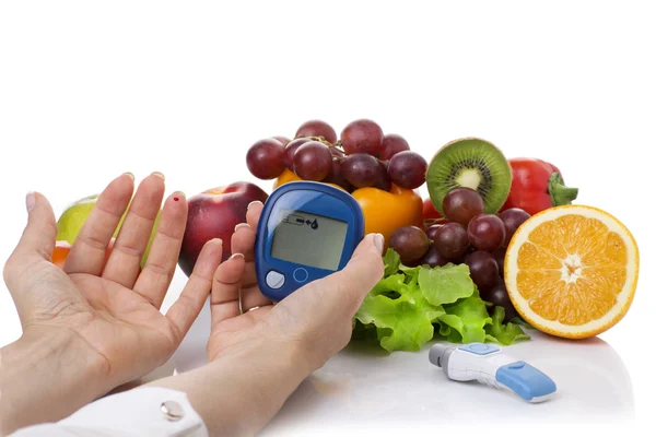 Glucometer voor glucose niveau en gezonde natuurvoeding — Stockfoto