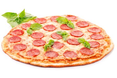 pepperoni pizza, beyaz zemin üzerine izole