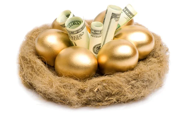Hnízdo s zlatá vejce na bílém pozadí — Stock fotografie