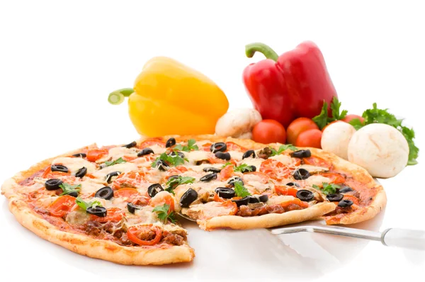 Pizza met ham, peper en olijven — Stockfoto