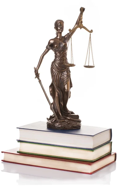 Statua sprawiedliwości na białym tle — Zdjęcie stockowe