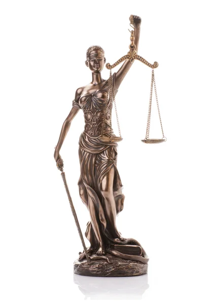 Statua sprawiedliwości na białym tle — Zdjęcie stockowe
