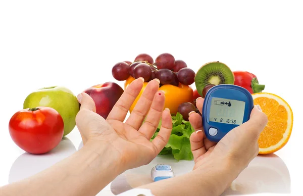 Glucosímetro para niveles de glucosa y alimentos orgánicos saludables — Foto de Stock