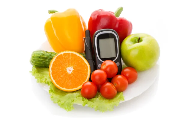 Glucometer for glucose level and healthy organic food — Stock Photo, Image