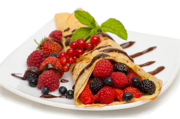 Crepes con bayas y cobertura de chocolate — Foto de Stock