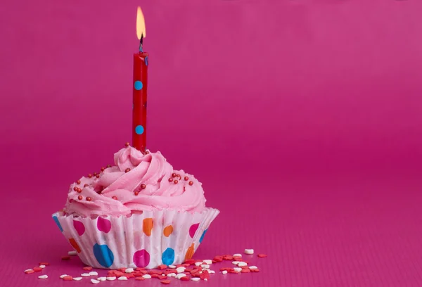 Delicioso cupcake de cumpleaños sobre fondo rosa —  Fotos de Stock