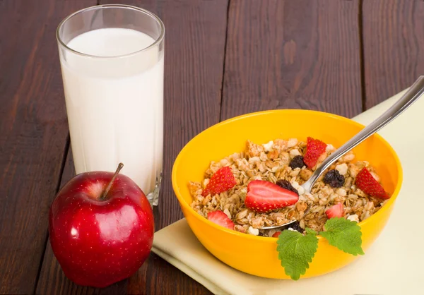 müsli çilek, elma