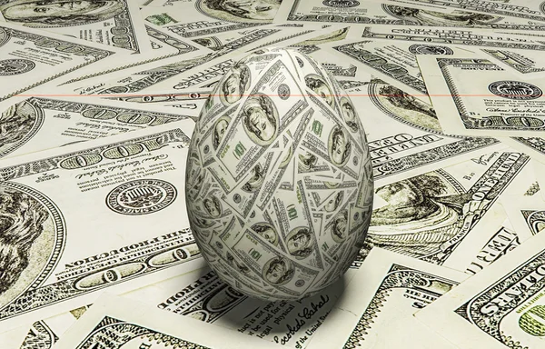 复活节彩蛋与一张美元纸币 — 图库照片