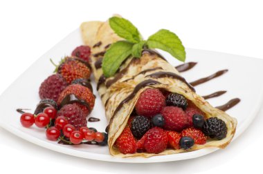 çilek ve çikolata tepesi ile krep