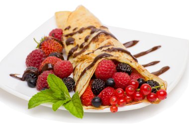 çilek ve çikolata tepesi ile krep