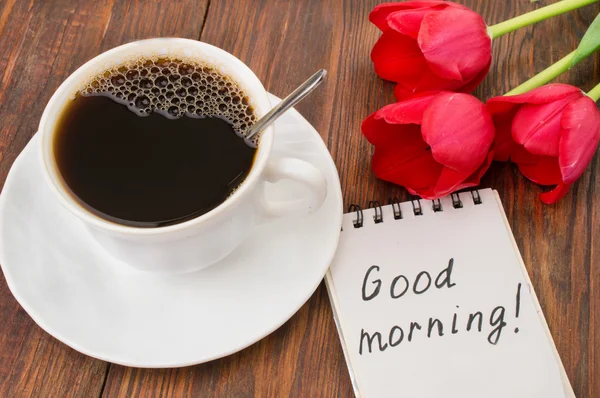 Чашка кофе, тюльпаны и утренний массаж — стоковое фото