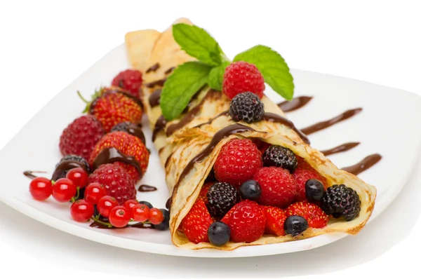 Crepes con bayas y cobertura de chocolate — Foto de Stock