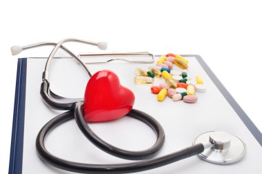 Stetoskop ve kırmızı kalple kardiyogram.