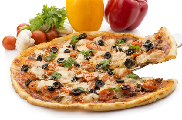 Pizza met ham, peper en olijven — Stockfoto