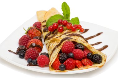 çilek ve çikolata tepesi ile krep