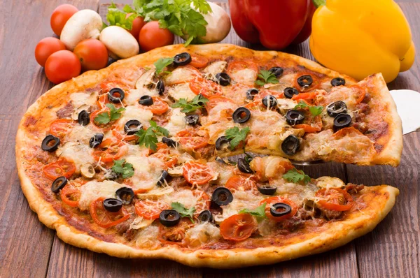 Pizza met ham, peper en olijven — Stockfoto