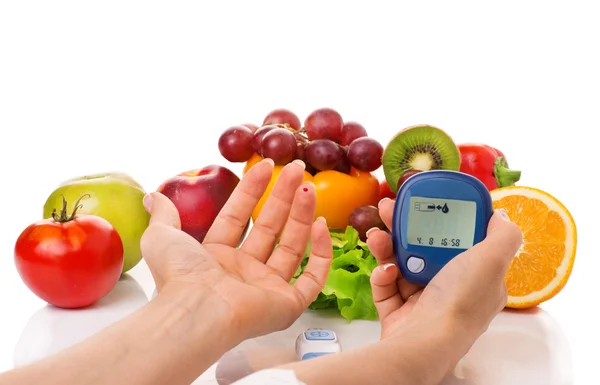 Glucometer for glucose level and healthy organic food — Stock Photo, Image