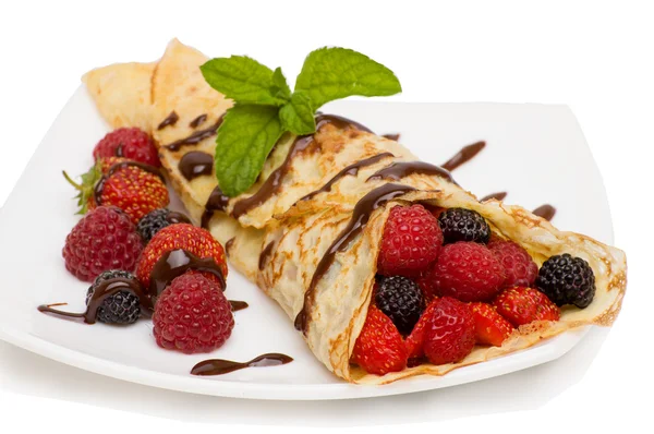 Crepes con bacche e guarnizione al cioccolato — Foto Stock