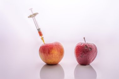 Taze ve eski elma. Gençleştirme kavram olarak.