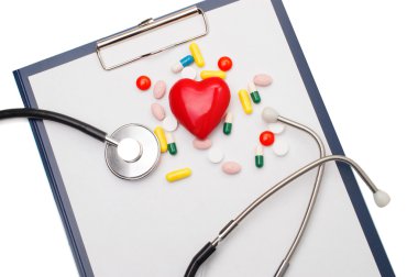 Stetoskop ve kırmızı kalple kardiyogram.