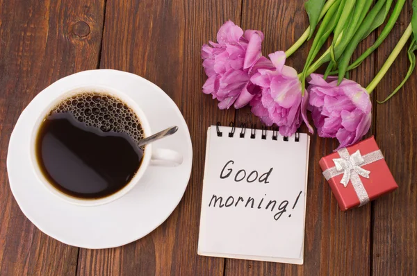 Taza de café, tulipanes y masaje Buenos días — Foto de Stock