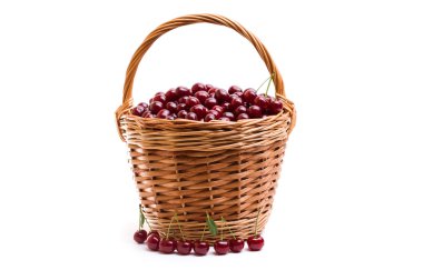 Sepet beyaz zemin üzerine kırmızı taze kiraz dolu