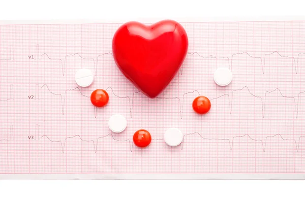 Кардіограма з червоним серцем — стокове фото