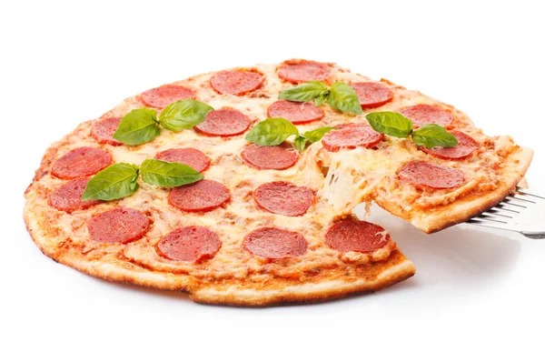 Pizza Pepperoni, isolada sobre fundo branco — Fotografia de Stock