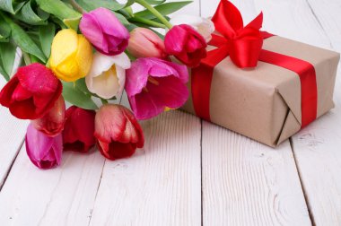 rustik ahşap tahta üzerinde bir hediye ile Lale buketi