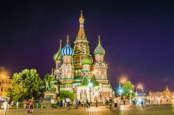 Собор Василия Блаженного ночью на Красной площади в Москве . — стоковое фото