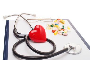 Stetoskop ve kırmızı kalple kardiyogram.