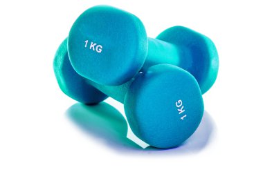 İki dambıl beyaz arkaplanda izole edilmiş.