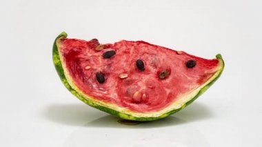 Beyaz arka planda olgun karpuz çürümesi, zaman aşımı, eğitici bilişsel video.