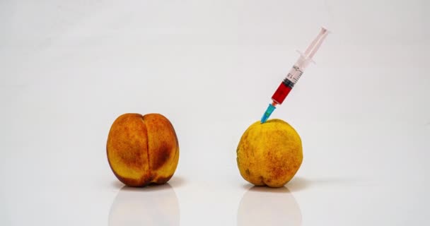 Selang waktu dari buah persik busuk dengan jarum suntik, konsep bahaya kecanduan obat dan efek merugikan kebiasaan buruk pada tubuh — Stok Video