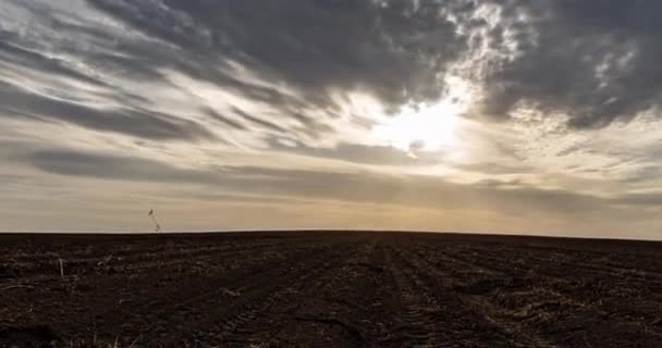 Lapso de tiempo en otoño campo arado, campo tras cosecha, hiperlapso, trágico cielo otoñal — Vídeo de stock