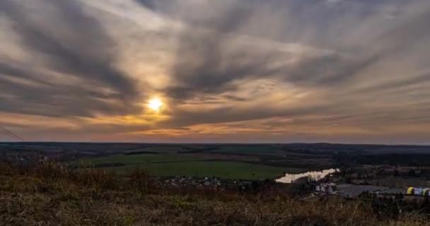 Aerial View Of Sunshine Fényes Drámai Égbolt. Színes égbolt hajnalban. Sunset Sky felett őszi mező és rét, erdős táj este. Top Kilátás a magas hozzáállás. Hyperlapse — Stock videók