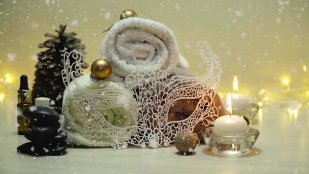 Przedmioty i atrybuty salonu spa z dekoracjami świątecznymi w łagodnych opadach śniegu, piękny świąteczny krajobraz z elementami spa 4K — Wideo stockowe