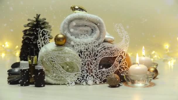 Artículos y atributos del salón de spa con decoraciones navideñas en nevadas suaves, hermoso paisaje navideño con elementos de spa 4K — Vídeo de stock