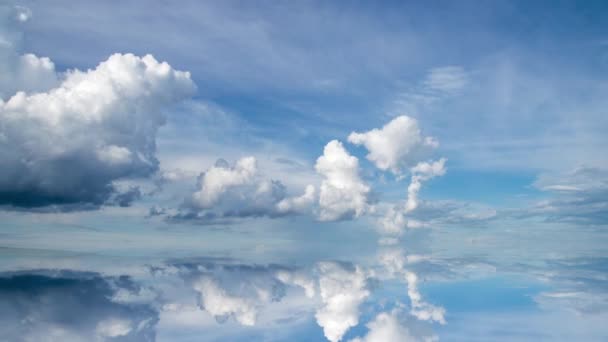 Fondo futurista que consiste en clip de lapso de tiempo de nubes esponjosas blancas sobre el cielo azul y su reflejo, bucle de vídeo — Vídeos de Stock