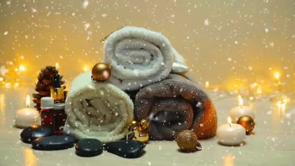 Spa itens de salão e atributos com decorações de Natal em neve suave, bela paisagem de Natal com elementos de spa 4K — Vídeo de Stock