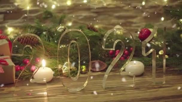 Decorazioni di Capodanno con 2021 Simboli e neve cadente — Video Stock